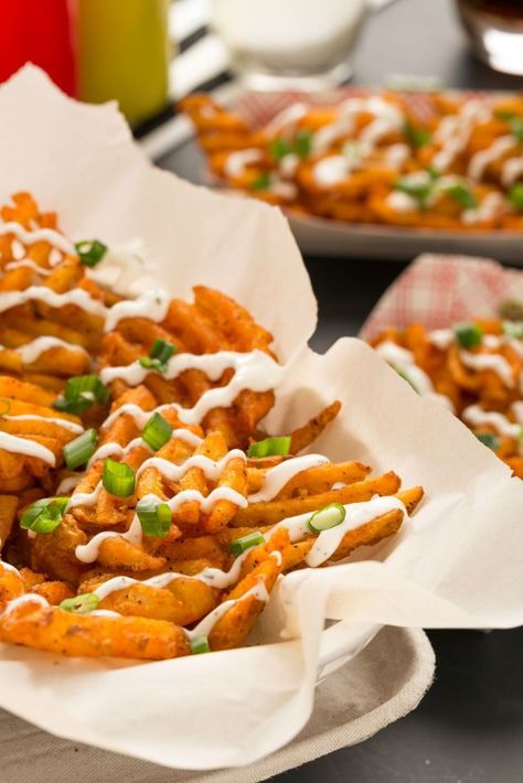 Gourmet Fries, Waffle Fries Recipe, Superbowl Foods, Tailgate Appetizers, Frozen Fries, Buffalo Fries, Poutine Recipe, Food Fries, Homemade Appetizer