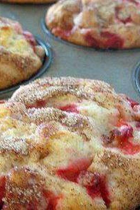 Fresh Strawberry Muffins Recipes, Strawberry Muffins Easy, Fresh Strawberry Muffins, Strawberry Muffin Recipes, Strawberry Muffins, Muffin Tin Recipes, Cream Butter, Homemade Muffins, Strawberry Desserts