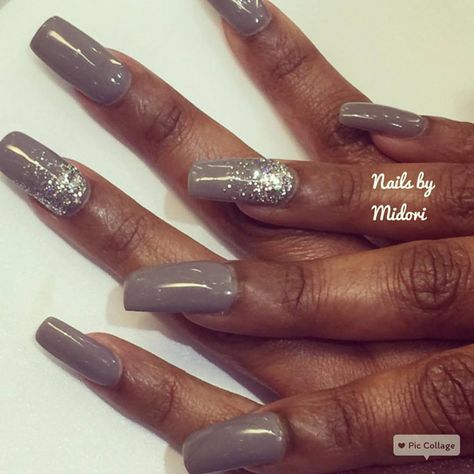 Lovely grey nails by Midori. Winter Nails 2023 Trends Gel, Nail Art With Silver, Slate Nails, Uñas Soft Gel, Winter Nails 2023, Black To Silver Ombre, Nails 2023 Trends, Grey Nail Art, Grey Nail