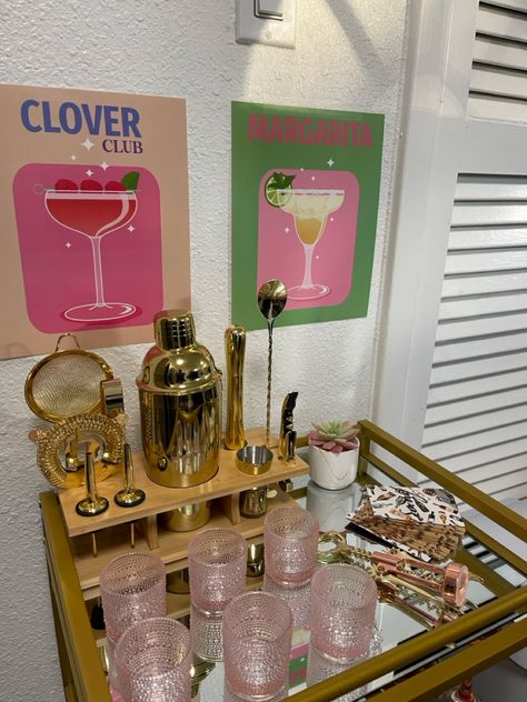 Aesthetic Bar Cart decorations pink posters bar Groovy Bar Cart, Bar Cart Organization Ideas, Mini Bar Aesthetic, Bad Cart, Christmas Bar Cart Styling, Drink Carts, Cute Bar Cart, Bar Cart Aesthetic, Girly Bar Cart