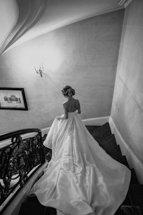 Unique Bridal Pictures, Bride Walking Down Stairs, Bride On Staircase, Ballgown Wedding Photos, Wedding Photos Ballgown, Hotel Bridal Photoshoot, Elegant Wedding Poses, Bridal Photoshoot Indoor, Bride Looking In Mirror