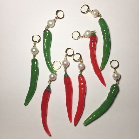 Jewellery Resin, Craft Clay, Chilli Peppers, Chilli Pepper, Beaded Necklace Diy, Polymer Crafts, Green Chilli, Chili Peppers, Jewelry Pins