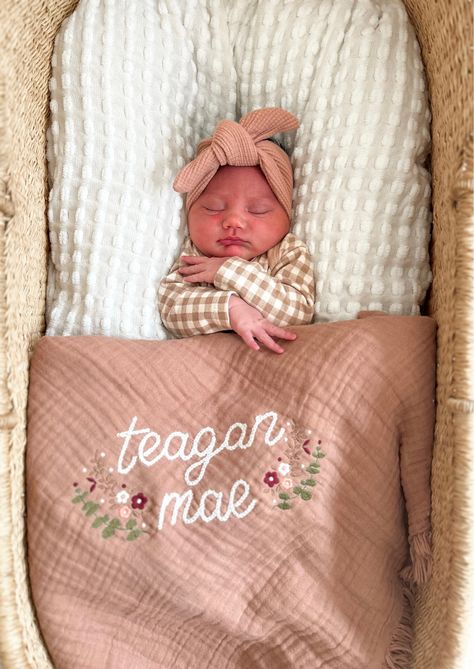 Personalized Newborn Outfit, Its A Girl Announcement, Personalized Newborn, Hospital Outfit, Baby Hospital, Embroidery On Clothes, Newborn Outfit