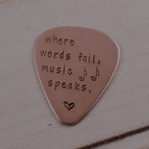 Acoustic Guitar Aesthetic, Ukulele Drawing, Aesthetic Guitar, Where Words Fail Music Speaks, Guitar Quotes, Guitar Aesthetic, Acoustic Guitar Music, Behind Blue Eyes, Music Power