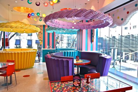 Dylan's Candy Bar - Manhattan Sideways Candy Store Design, Bakery Design Interior, Kids Cafe, Bakery Decor, Cupcake Shops, Bakery Design, Bakery Shop, Cafe Interior Design, Best Candy