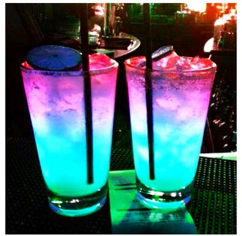 Neon drinks Neon Birthday Party, Glow Birthday Party, Blacklight Party, Neon Birthday, Ballroom Costumes, Glow Birthday, Colorful Drinks, Jello Shots, Pretty Drinks