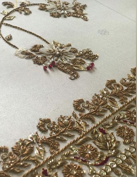 Gold Color Blouse Aari Work Designs, Zardozi Work Design Gold Embroidery, Zardozi Embroidery Designs Pattern, Zari Work Embroidery Design, Zardosi Work Saree, Embroidery Zardozi, Zardosi Embroidery, Gold Work Embroidery, Embroidery Fashion Detail