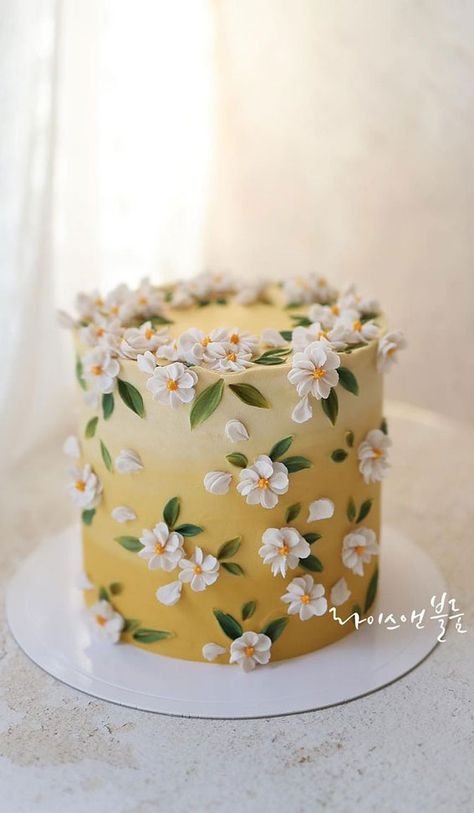 43 Cute Buttercream Flower Cake Ideas : Ombre Yellow Flower Cake Floral Cake Design, Flower Cake Design, Daisy Cakes, Buttercream Flower Cake, Elegant Birthday Cakes, Cupcakes Decorados, Spring Cake, Simple Cake Designs, Summer Cakes