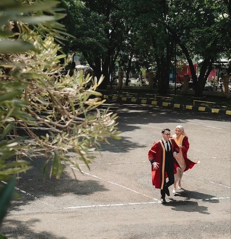 Aesthetic Graduation Photoshoot, Group Convocation Photography, Konsep Foto Wisuda Studio, Graduation Couple Photoshoot, Couple Graduation Photoshoot, Wisuda Photography, Graduation With Family, Foto Graduation, Moodboard Couple