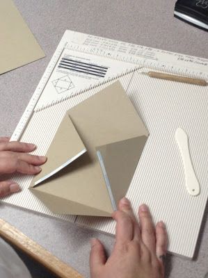 Make a range of envelop sizes using a Martha Steward scoring board. Watch https://www.youtube.com/watch?v=nOWXUmLroE8 Experiment with plain printed words from academic journals to vibrant magazine pages for a range of envelopes. Making Envelopes, Paper Nest, Envelope Maker, Scoring Board, Envelope Tutorial, Square Cards, How To Make An Envelope, Diy Envelope, Envelope Punch Board