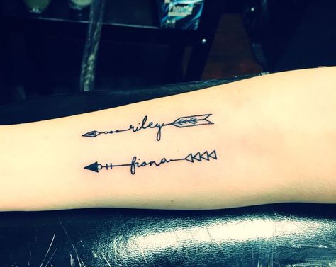 Arrow Tattoo With Name, Meaning Of Arrow Tattoo, Tattoo Arrow, Tattoo Son, Kid Name Tattoo, Baby Name Tattoos, Arrow Tattoo Design, Tattoos With Kids Names, Mommy Tattoos