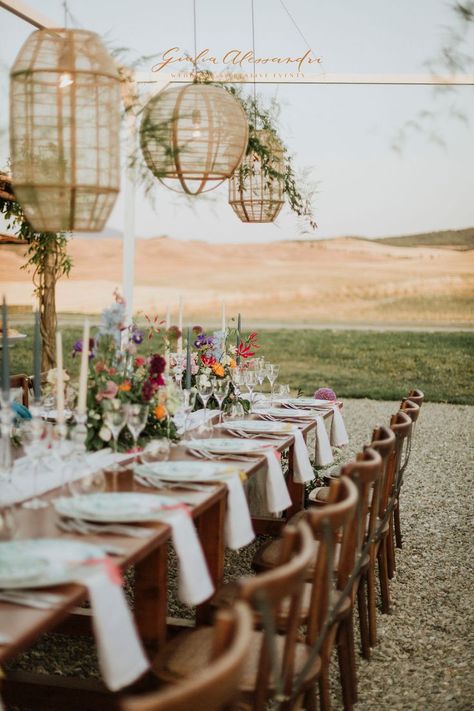 Rustic Tuscan Wedding, Wedding Venues Elegant, Vineyard Wedding Venues, Tuscany Vineyard, Tuscan Table, Tablescapes Ideas, Rustic Chic Decor, Colourful Wedding, Tuscan Wedding