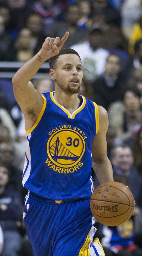 Stephen Curry - Wikipedia Basketball Golden State Warriors, Stephen Curry Photos, Golden State Warriors Basketball, Curry Wallpaper, Stephen Curry Basketball, Curry Nba, Curry Warriors, Wardell Stephen Curry, Curry Basketball