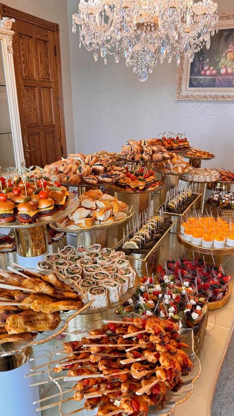 Food Catering Ideas For Wedding, Wedding Food Snacks, Wedding Table Food Ideas, Finger Food Wedding Buffet, Best Food For Wedding, Engagement Party Buffet Table, Seafood Bar Wedding, Pre Reception Snacks Food Ideas, Luxury Party Food