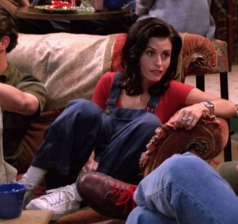 Season 1 Monica Geller, Monica Geller Dungarees, Monica Geller Overalls, 90s Outfit Monica Geller, Monica Season 1 Hair, Monica Season 1 Outfits, Monica Geller Hair Season 1, Friends Season 1 Outfits, Monica Season 1