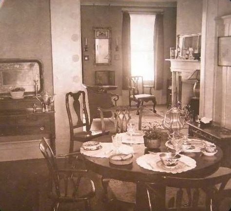 "Domestic Art" In 1920's Brooklyn From a stereograph by The Keystone View Company , comes this Brooklyn home decorating tip... 1910 House Decor, 1910s House Interior, 1920s Home Interior, 1910 House, 1920s Home Decor, 1920 Home, 1920s Interior, 1920s Decor, Dining Room Images