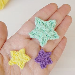 HOW TO CROCHET SMALL STAR | PATTERN + TUTORIAL - Crochet Lovers Tutorials Small Crochet Applique Patterns Free, Crochet Small Star, Crochet Stole, Crocheting Inspiration, Crochet Star Patterns, Crochet Applique Patterns Free, Crochet Appliques, Small Stars, Crochet Star