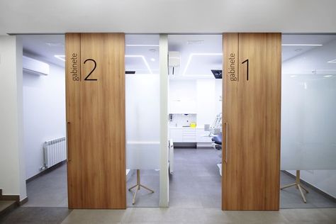 Physio Clinic, Dental Design Interior, Medical Clinic Design, Dentist Office Design, Studio Medico, Healthcare Interior Design, Dental Office Design Interiors, Clinic Interior, Medical Office Design