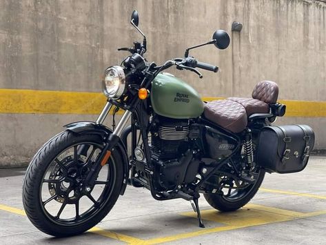 Royal Enfield Meteor Royal Enfield Meteor 350, Classic 350 Royal Enfield, Royal Enfield Meteor, Meteor 350, Foto Inspo, Racer Motorcycle, Enfield Classic, Retro Motorcycle, Matte Green