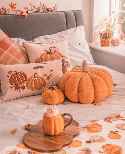 Deco Room, Halloween Bedroom Decor, Fall Room Decor, Fall Bedroom Decor, Halloween Bedroom, Fall Bedroom, Fall Halloween Decor, Decoration Inspiration, Diy Halloween Decorations