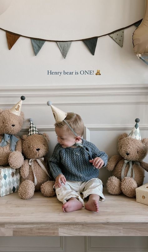 Baby Birthday Decorations, Baby Birthday Themes, 1st Birthday Photoshoot, Foto Baby, Bear Birthday, Baby Birthday Party, Boy First Birthday, Birthday Pictures, Baby First Birthday