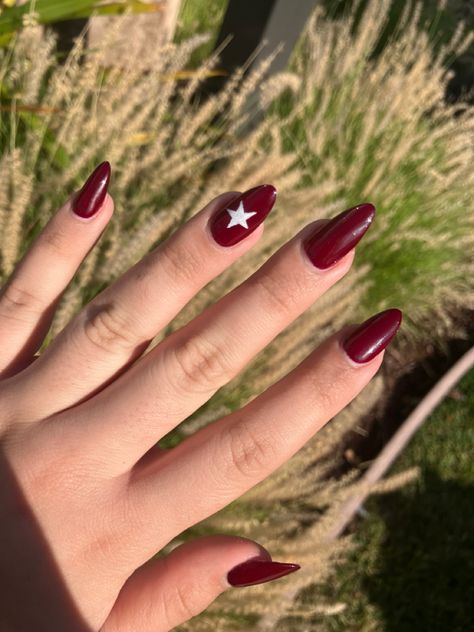 Burgundy Nails With Stars, Dark Cherry Aesthetic Outfit, Stargirl Nails Red, Maroon Star Nails, Dark Red Nail Inspo Design, Burgundy Star Nails, Downtown Girl Nails Aesthetic, Lana Del Rey Aesthetic Nails, Nail Art Red Wine