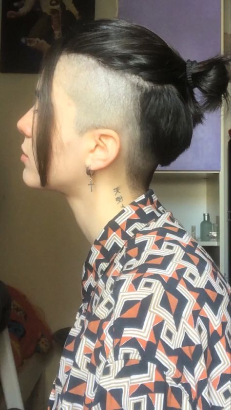 Lgbtq Hairstyles, Lesbian Hair, Masc Lesbian, Undercut Long Hair, Male Makeup, Man Bun, Face Photography, Undercut, Dark Hair