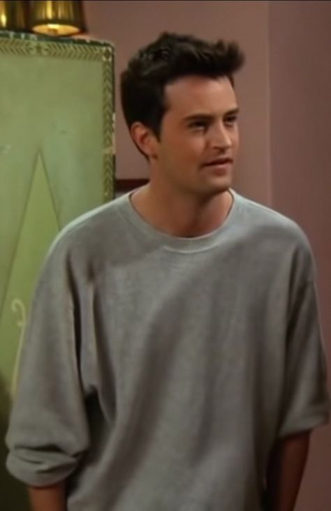 Matthew Perry Young, Matthew Perry Friends, Friends Season 3, Rachel Monica Phoebe, Chandler Friends, Friends (tv Series), Makes Me Laugh, Friends Cast, Mode Crochet