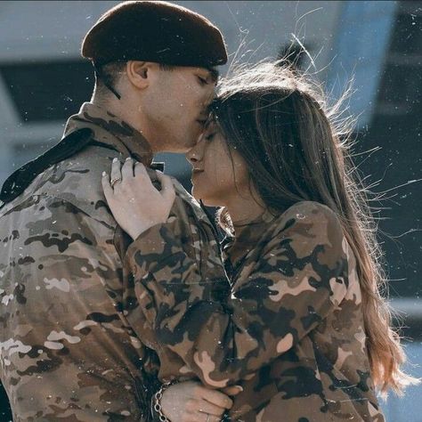 Army Couple Photography, Army Love Photography, Army Couple Pictures, Military Aesthetic, Military Couples, Army Couple, Romantic Couples Photography, Army Women, Military Love