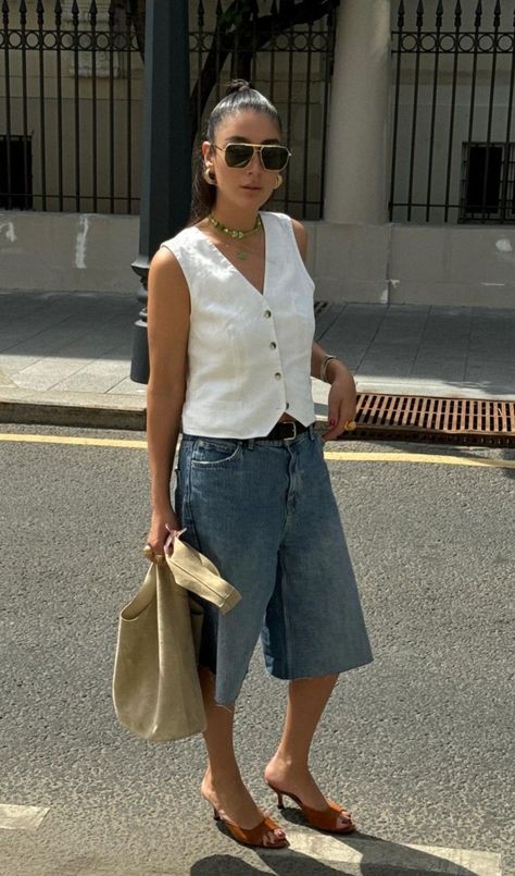 Cream Bermuda Shorts Outfit, Bermuda Pants Outfits, Sunday Summer Outfit, Summer Street Style 2024, Look Bermuda Jeans, Shorts Styling, Bermuda Shorts Outfit, Jeans Outfit Women, Fashion Corner