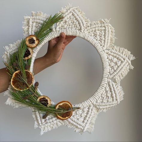 Simple but elegant made with real fruit and pine #macrame #modernmacrame #dryorange #dryfruits #fruitwreath #macrameforbeginners #bohostyle Instagram.com/asantewas_creations Fruit Wreath, Macrame Christmas, Dry Fruit, Dried Oranges, Real Fruit, Modern Macrame, Dried Fruit, Boho Fashion, Macrame