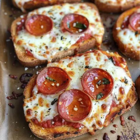 Quick & Easy Dinner Idea: Garlic Toast Pizzas Garlic Toast Pizza, Garlic Toast, Toast Pizza, Flavorful Dinner, Classic Pizza, Quick Easy Dinner, Mini Pizza, Dinner Idea, Pizza Sauce