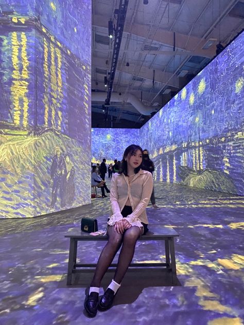 Art Exhibition Pose Ideas, Outfits For Van Gogh Museum, Going To Museum Outfit, Museum Outfit Women, Museum Aesthetic Photos, Art Museums Aesthetic, Aesthetic Museum Outfits, Musuem Outfits, Outfits For Art Museum