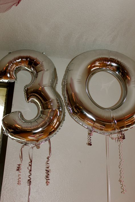 30 years balloons 30 Year Anniversary Ideas, Anniversary Surprise Ideas, Surprise Anniversary Ideas, Diy Wedding Garland, Mom Dad Anniversary, 30th Anniversary Parties, Surprise Ideas, Pearl Anniversary, 30 Year Anniversary