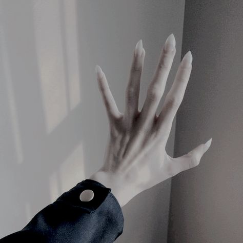 - ̗̀ @cabeswtr ̖́- Kuroo Tetsurou, Hand Reference, Pretty Hands, 그림 그리기, Dark Aesthetic, Pose Reference, Drawing Reference, Character Inspiration, Art Reference