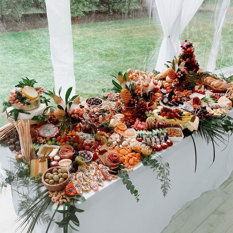 Charcuterie Engagement Party, Summer Grazing Board Ideas, Wedding Chacutery Board Ideas, Wedding Chacutery Boards, Cheap Wedding Dinner Ideas, Grazing Table Ideas Wedding Reception, Wedding Snack Table, Wedding Charcuterie Table, Wedding Charcuterie Board