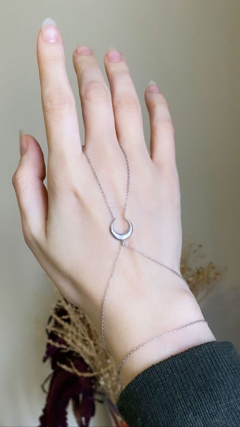 Silver Hand Chain Bracelet, Dainty Moon Hand Chain Bracelets for Her, Celestial Jewelry, Tiny Moon, Finger Bracelet, Bride and Bridesmaid 💍 Unique Jewelry: Our store is filled with specially designed, high-quality jewelry crafted from gold or silver just for you. Each piece is meticulously handcrafted with love and care, reflecting the uniqueness and elegance of each of our customers. ✨ Handcrafted Care: We offer handcrafted jewelry where our hearts are poured into each piece. Every item is a w Silver Hand Chain, Bracelets For Her, Hand Bracelets, Estilo Tomboy, Hand Chain Jewelry, Finger Bracelets, Hand Chain Bracelet, Moon Bracelet, Bracelet Dainty