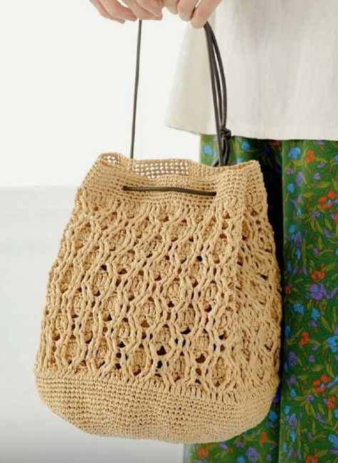 PATRÓN GRATIS Hermosa Bolsa de Rafia en Punto Relieve a Crochet Rafia Crochet, Crochet Purse Pattern Free, Crochet Purse Patterns, Purse Patterns, Crochet Purses, Handmade Bags, Free Crochet, Straw Bag, Bucket Bag