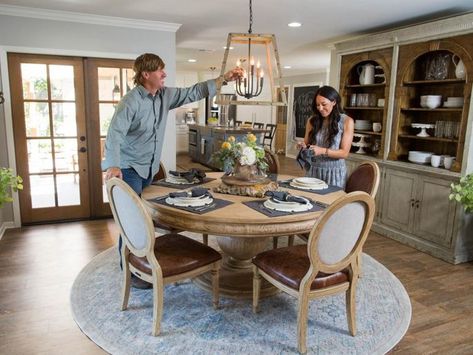 Joanna Gaines Living Room, Future Farmhouse, Fixer Upper Living Room, Fixer Upper Joanna, Fixer Upper Joanna Gaines, Chip Joanna Gaines, Chip Gaines, Hgtv Fixer Upper, Magnolia Farms