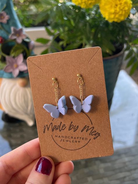 Aesthetic Polymer Clay Earrings, Modeling Clay Jewelry, Sculpy Earrings Diy, Pearl And Clay Earrings, Polymer Clay Stud Earrings Ideas, Summer Earrings Clay, Fun Earrings Diy, Handmade Clay Earrings Ideas, Polymer Clay Earrings With Beads