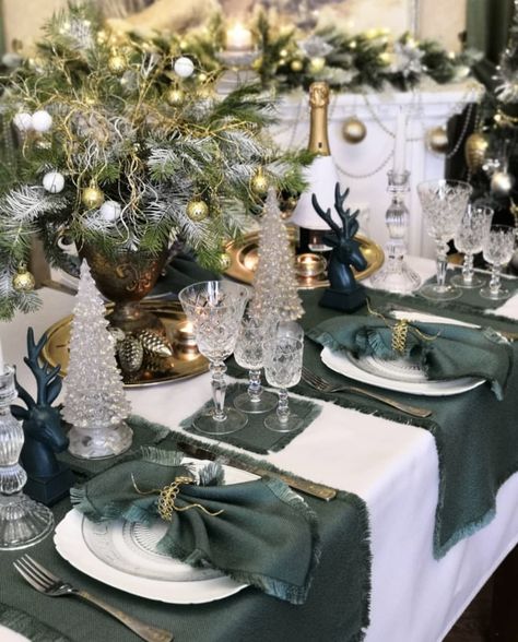 New Years Eve Table Setting, Christmas Dinner Table Settings, Black Christmas Decorations, Deco Table Noel, Christmas Dining Table, Glam Christmas, Christmas Dinner Table, Gold Christmas Decorations, Dinner Table Decor