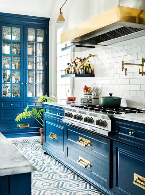 A designer’s former Atlanta home Kitchen Ideas For Large Space, Model Dapur, Fireplace Room, Interior Dapur, Kabinet Dapur, Blue Kitchen Cabinets, Farmhouse Kitchen Cabinets, Casa Vintage, New Kitchen Cabinets