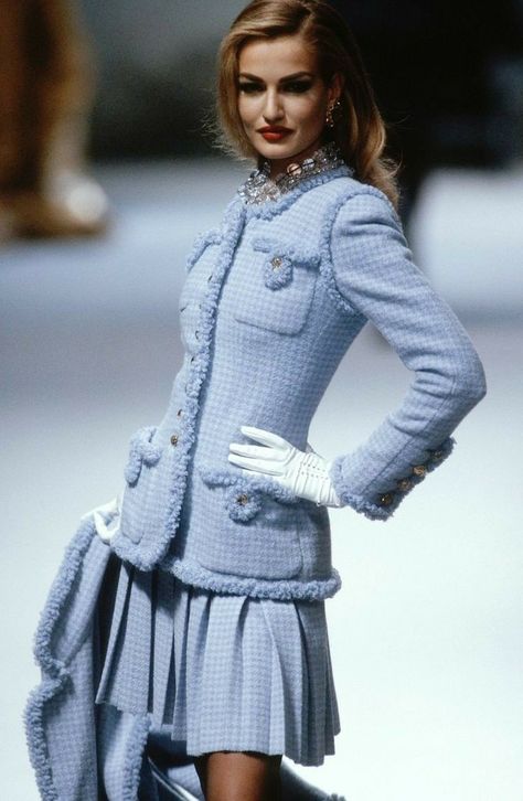 Chanel Tweed Outfit 90s, Chanel 1990s Fashion, 1990s Chanel, Karen Mulder, 90s Runway Fashion, Runway Fashion Couture, Runway Outfits, Mode Chanel, Chanel Jacket