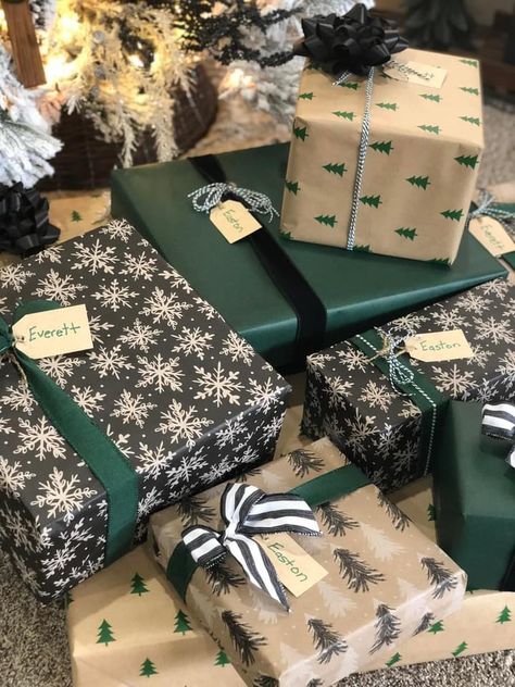 Green Gift Wrapping Ideas, Green Christmas Gift Wrap, White And Green Christmas Aesthetic, Green Xmas Aesthetic, Green Wrapping Paper Christmas, Aesthetic Christmas Wrapping Paper, Cute Christmas Wrapping Ideas, Christmas Wrapping Aesthetic, Aesthetic Christmas Wrapping