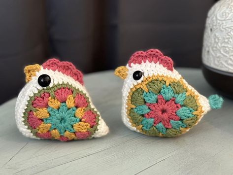 Yarn Wars FREE Crochet & Knit Community | Alright all my chicken crazed granny square lovin’ people | Facebook Crochet Gift Grandma, Granny Square Crochet Animals, Crochet Granny Square Chicken, Granny Square Chicken Free Pattern, Chicken Granny Square Crochet Pattern, Granny Square Chicken Pattern, Granny Square Chicken, Granny Square Animals, Crochet Chickens