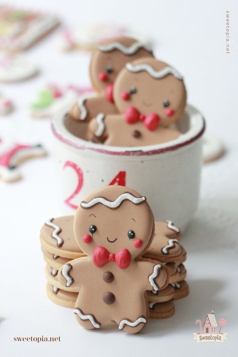 cute-gingerbread-man-cookies | Sweetopia Gingerbread Cookies Design Ideas, Santa And Mrs Claus Cookies, Christmas Santa Cookies, Kawaii Christmas Cookies, Mini Christmas Sugar Cookies, Santa Sugar Cookies Decorated, Christmas Mini Cookies, Cookie Photography Ideas, Stocking Cookies Decorated