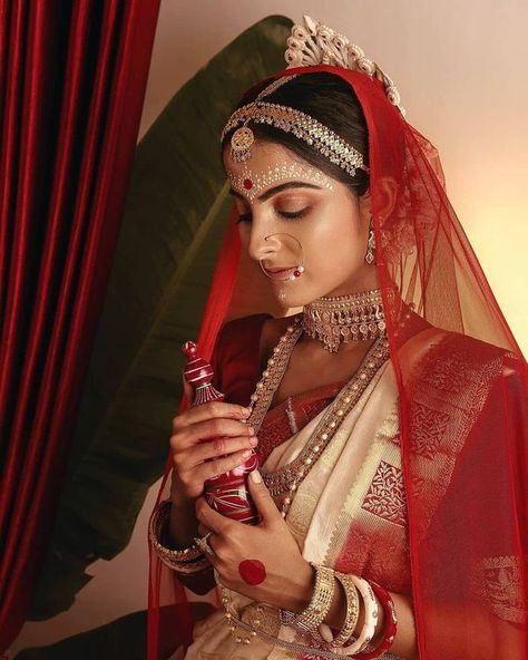 Gorgeous 'Topor' Designs For The Modern Bengali Brides Traditional Headpiece, Red And White Saree, Bengali Saree, Bengali Bridal Makeup, Bengali Bride, Indian Bride Outfits, Bride Photoshoot, Bengali Wedding, Indian Wedding Planning