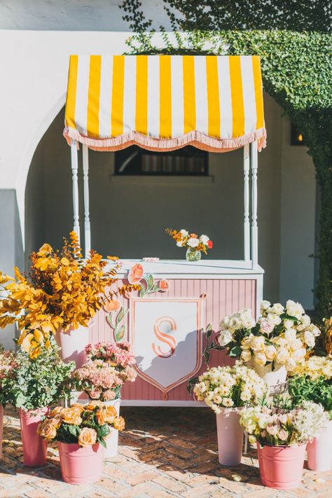 Bouquet Bar Cart, Diy Flower Market Stand, Floral Pop Up Shop, Flower Cart Ideas, Flower Carts Display Ideas, Diy Flower Cart, Flower Pop Up Shop, Floral Shop Ideas, Flower Booth