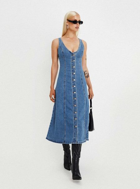 Denim Button Dress, Maxi Jean Dress, Midi Jean Dress Outfit, Vintage Denim Dress Outfit, Jean Dress Styling, Denim Vest Dress, Demin Dresses Outfits, Long Jean Dress Outfit, Long Denim Dress Outfit