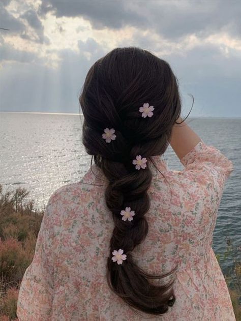 Cute Accessories For Hair, Cute Feminine Hairstyles, Girly Hairstyles For Women, Flower In Hair Aesthetic, Pretty Hairstyles For Long Hair, Dreamy Hairstyles, Cutest Hairstyles, Spring Hair Accessories, Easy Trendy Hairstyles